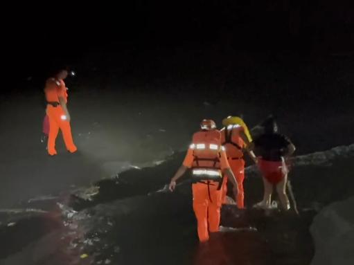屏東鎮海沙灘2民眾落水　 海巡迅速馳援成功救起1